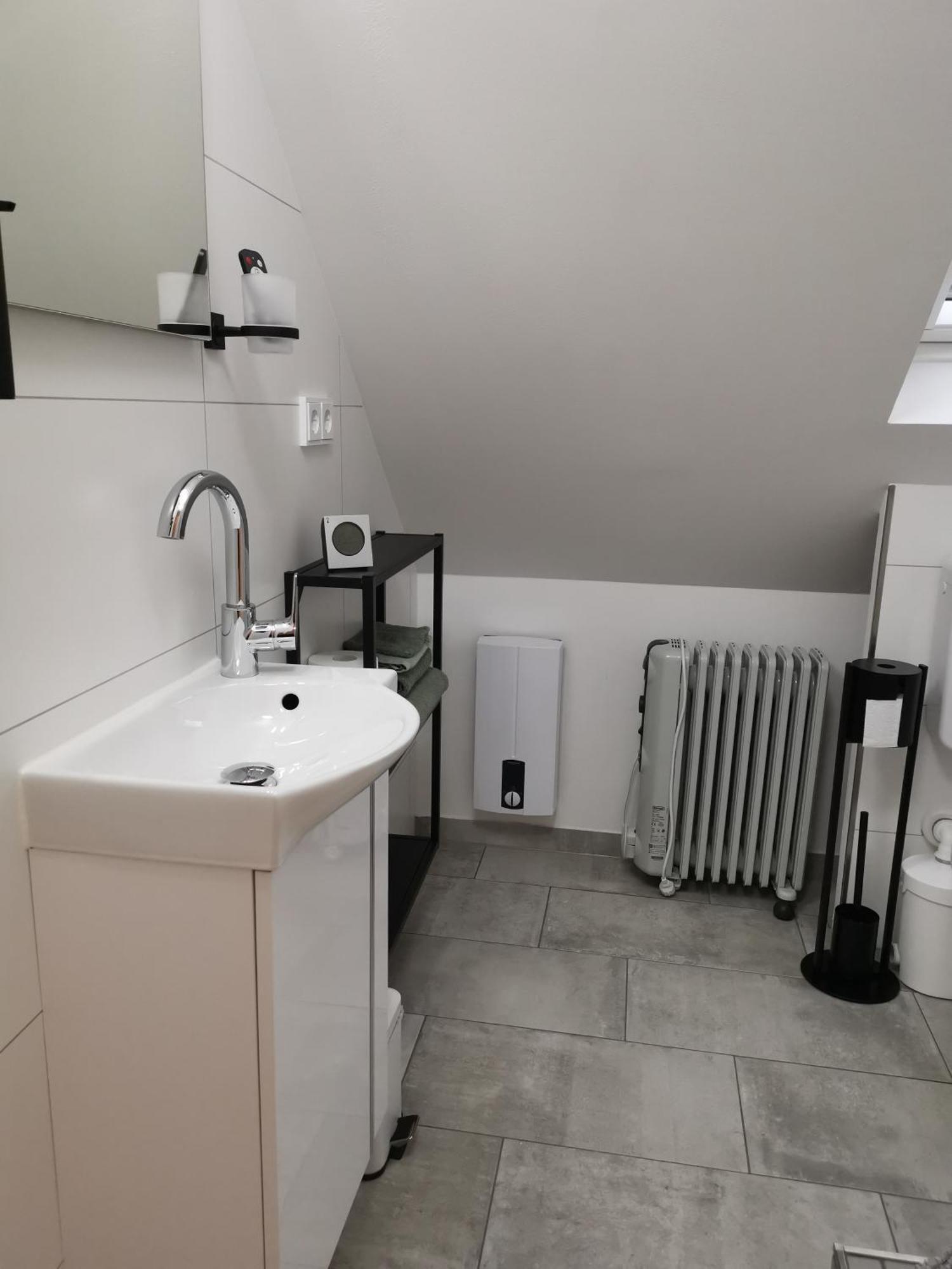 Dachzimmer Mit Kochecke Und Duschbad, Nahe Messe Hannover Exterior foto